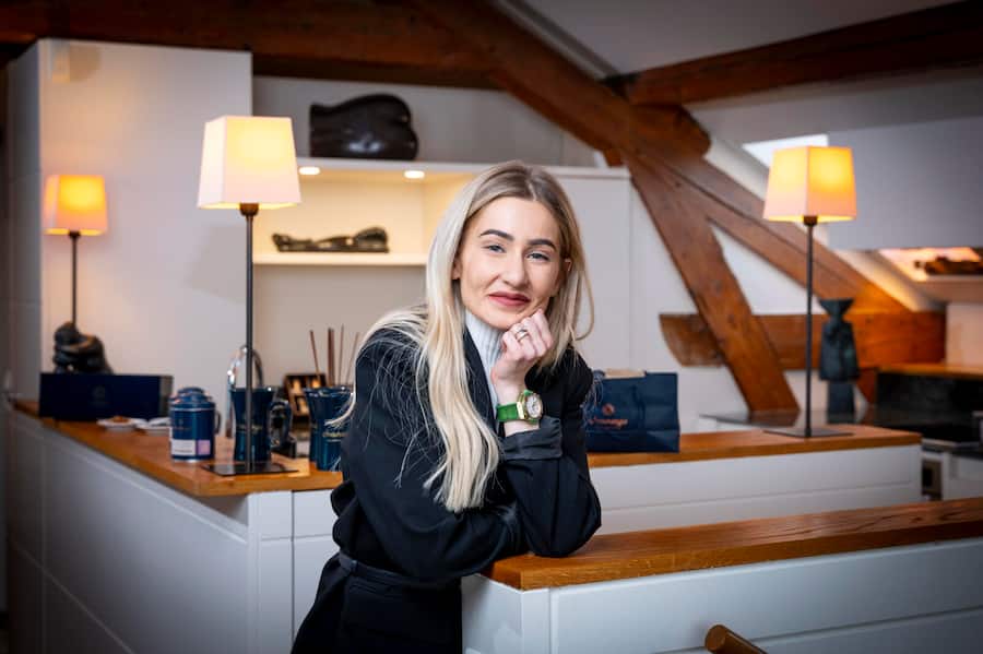 16.01.2025 - chez Jürg Stäubli, Prangins propriétaire (Mme Sarah Staübli en noir et la directrice Valérie Peyre en orange de Chanoyou Tea. C'est l'alliance de Madam Sarah Stäubli et d'une maître thé ( Valérie Peyre ). C'est du thé haut de gamme. Photo © Darrin Vanselow / lâillustre / Gault Millau suisse
