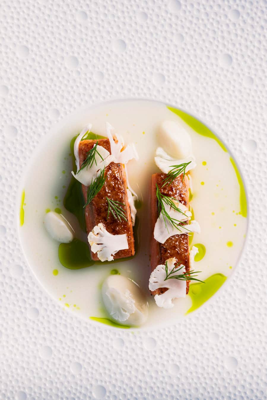 Brüggli Saibling mit Blumenkohl, Bittermandel und Dill