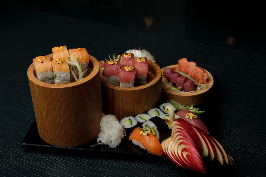 Sushi Platte von der Izakaya Bar- Uramaki Rolle mit Swiss Alpine Lachs aus dem Misox GRknusprige CrevetteAvocadoSchnittlauchSashimi-MayonaiseSesam- Uramaki Rolle mit Thunfisch Center Loinknusprige CrevetteAvocadoSchnittlauchShishimi-MayonaiseSesam- Futomaki Rolle Vegetarischeingelegter BierrettichKanpyoAvocadoGurkeKewpie-Mayonaise-Maki Rollen Mit Thunfisch und Gurken-Sashimi aus Thunfisch/SwissAlpine Lachs-Nigri mit Swiss Alpine Lachs und Thunfisch-Garnitur aus eingelegter Rettich, Wasabi