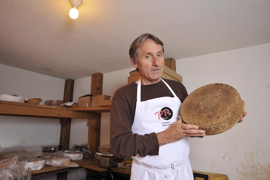 mit einem Käse von der Alp Dräckloch#cheese from Alp Dräckloch