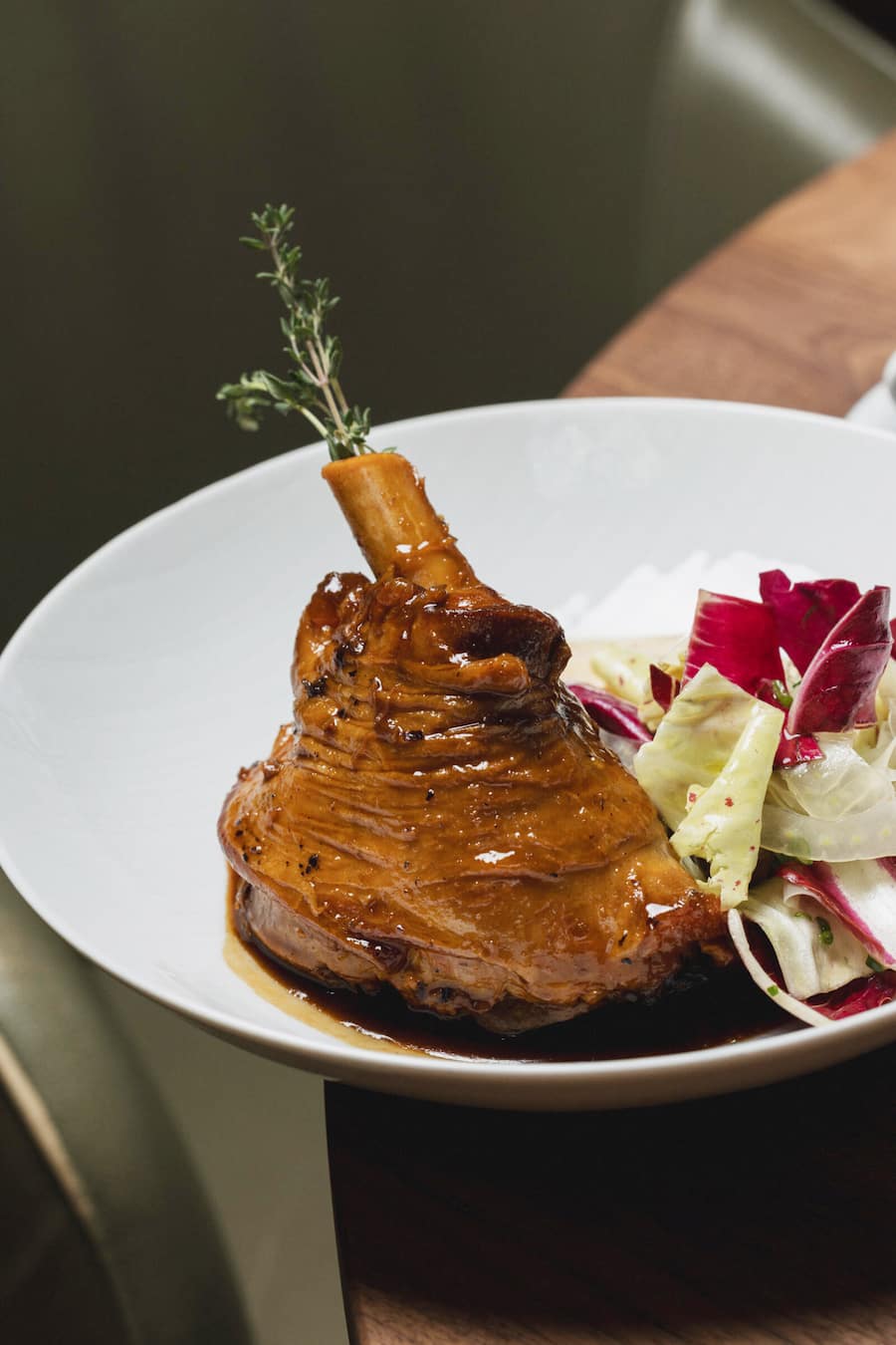 Sanft geschmorte Lammhaxe, Pommery Senfjus, Polenta, Radicchio-Fenchel Salat Taggiasca Oliven, Jungfrau Victoria, Terrasse & Sapori, 2. April 2026, Jungfrau Victoria, Höheweg 41, 3800 Interlaken. Copyright Roy Matter