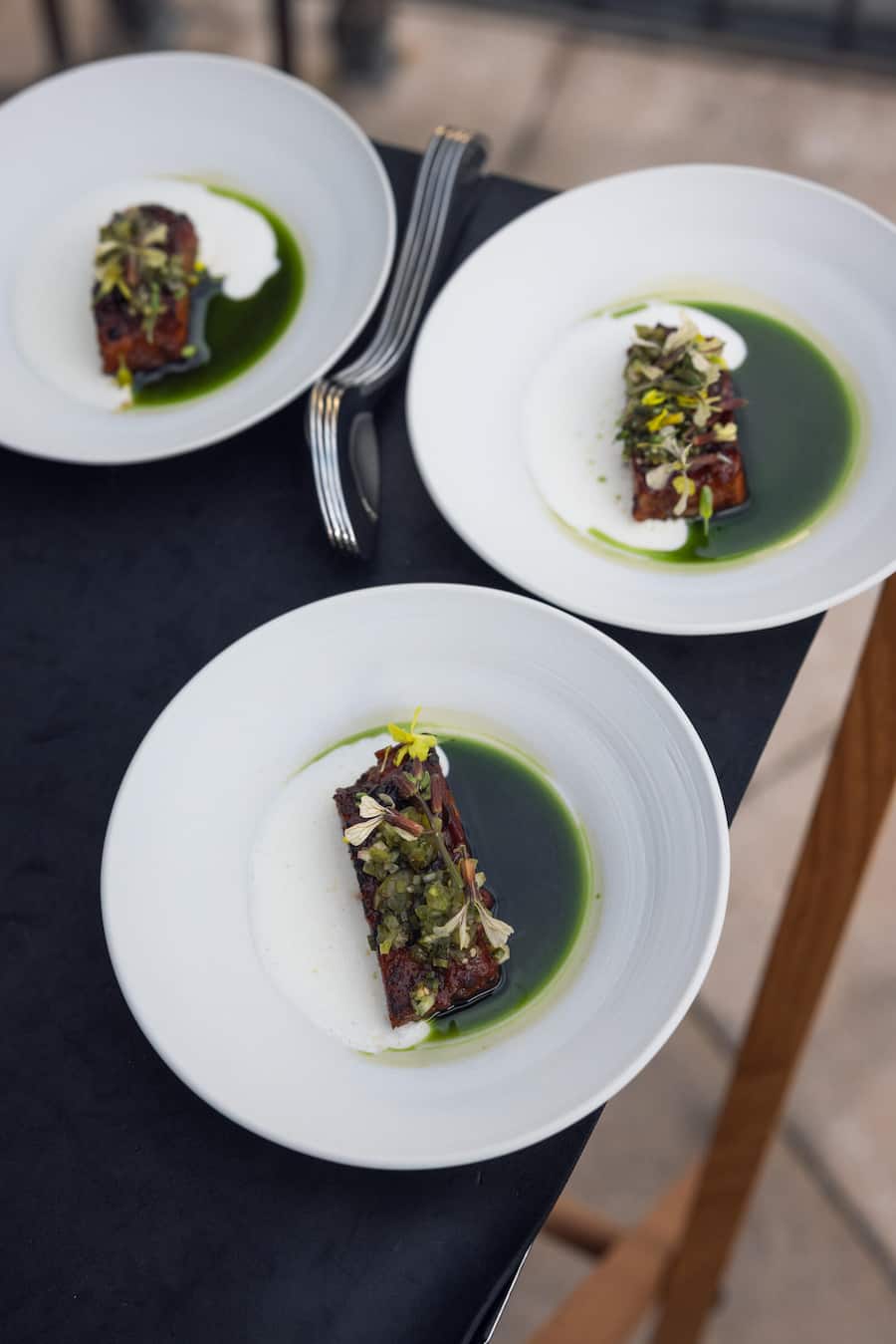 09.04.2026, Zürich, Monocle Townhouse by Widder, Caminada Buchpräsentation "Beyond Peaks", Gericht; öl (photo by Rémy Steiner for Gault Millau)