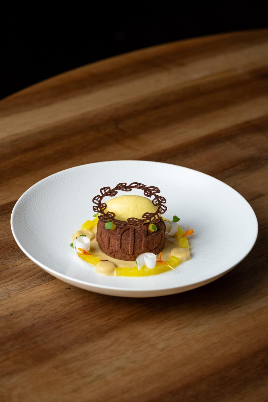 Tarte au chocolat mit exotischen Früchten.