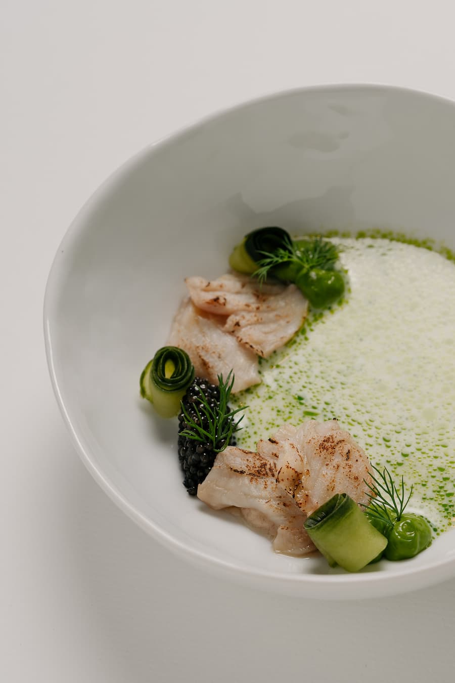 NADINE: 1. Gang | Dry aged Stör | Oona Kaviar | Gurke | Meerrettich - UBS 4-Hands-Dinner Pascal Steffen, Nadine Stadelmann, Roots Basel - Maerz 2026 - Copyright Olivia Pulver