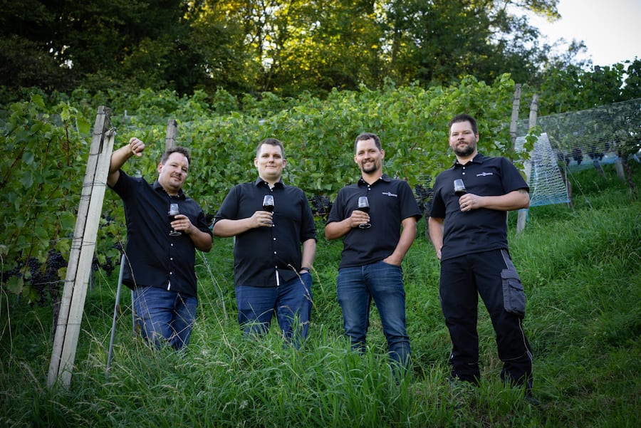 Vier Brüder in den 20er und 30er führen das Weingut gemeinsam. Besonders spannend: Sie bewirtschaften neben Rebbergen im Rheintal auch solche im Kanton Appenzell.