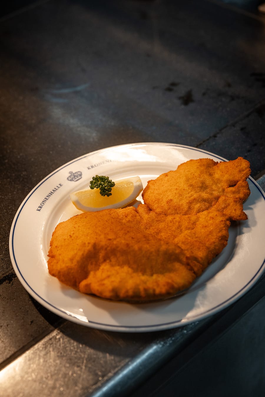 01.04.2026, Zürich, Restaurant Kronenhalle; Gericht; Kalbs-Wienerschnitzel (photo by Remy Steiner for Gault Millau)