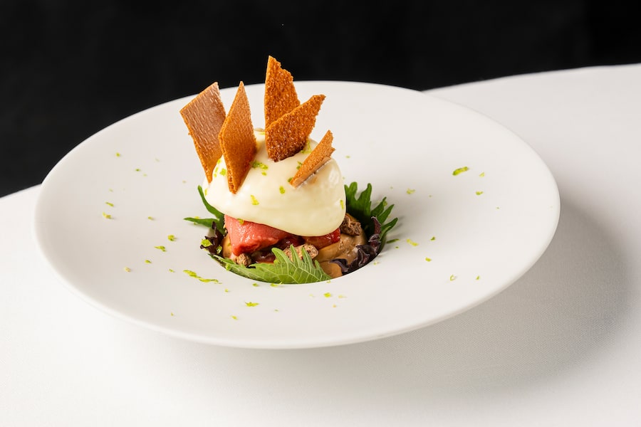 Four-Hands-Dinner mit Marcel Koolen und Rolf Fliegauf im Restaurant 7132 Silver in Vals. Dessert von Marcel Koolen: Pink Grapefruit Shiso-Sorbet Kompott aus dehydrierte Blutorange, Mousse aus karamellisierter weisser Schokolade und Yuzu-Zitronengrasschaum. Fotografiert am 20. Maerz 2026 fuer GaultMillau. Bild Yanik Buerkli