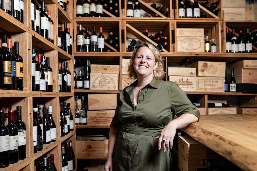 Zwyssighaus, in Bauen UR, Weinkeller, Angela Hug, Gastgeberin