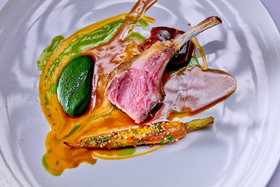 Vevey, le 12 mai 2026 , Repas 4 mains avec Guy Ravet et PP Clément à lâhôtel du lac , Agneau dâalpage des Dents du Midi Feuille de figuier-Ortie-jeune carotte (PPC) Syrah Barrique Chardonne 2023 Jêrome Neyroud, Lavaux © sedrik nemeth