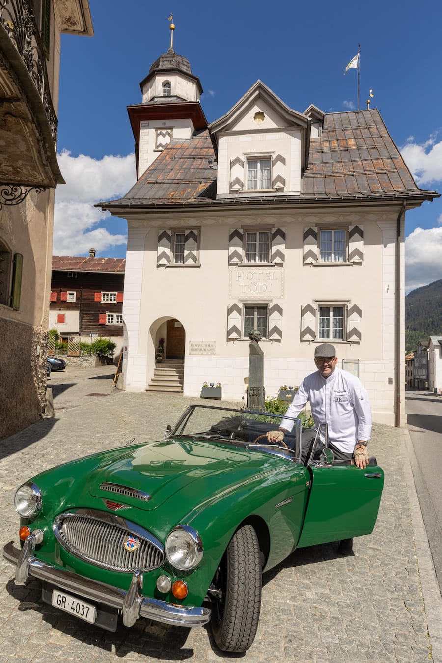 Casa Tödi Fotografiert am 13.05.2026 in Trun, GR Manuel reichenbach in seinem Oldtimer Austin Healey