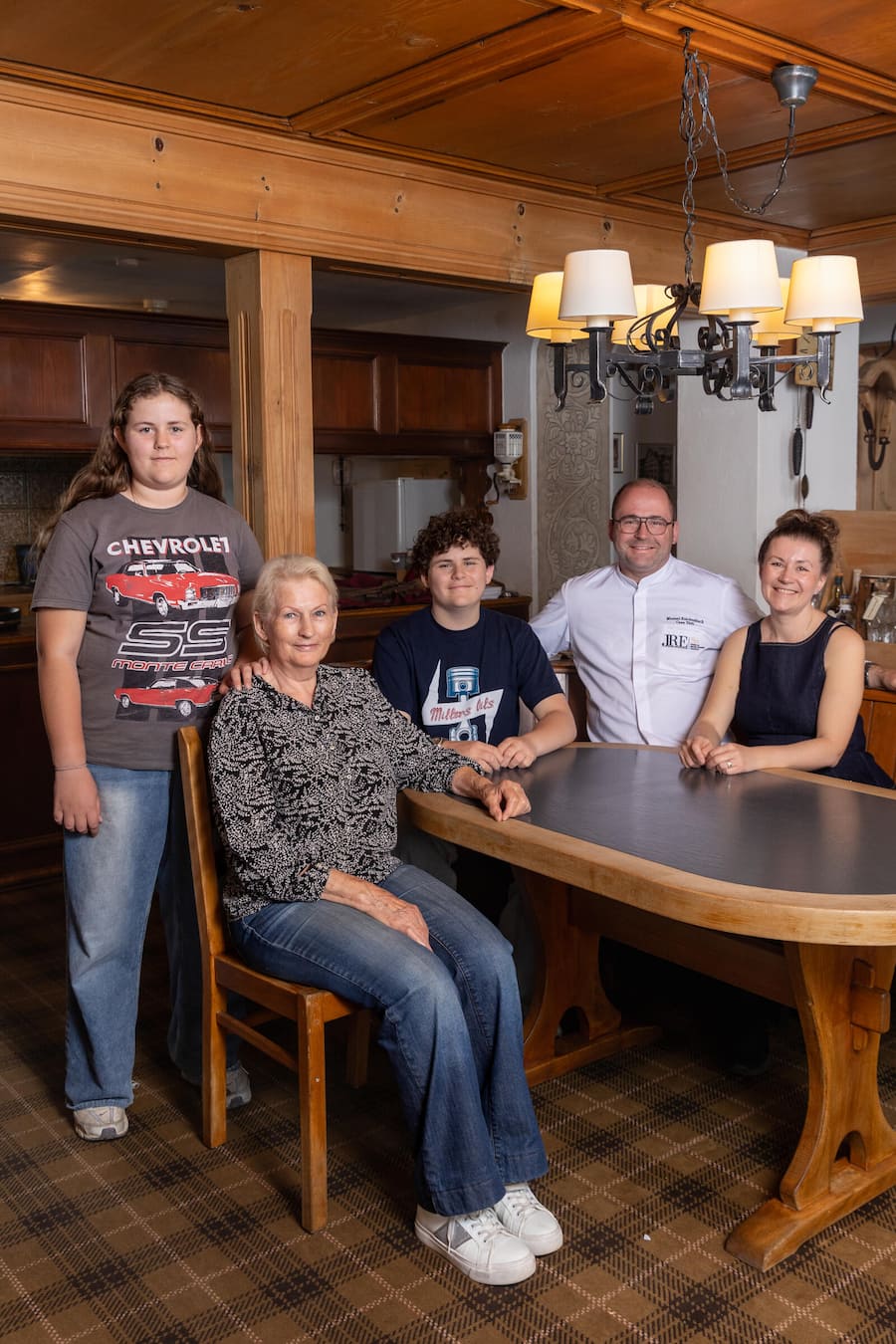 Casa Tödi Fotografiert am 13.05.2026 in Trun, GR Familienfoto 3 Generationen Reichenbach. Manuel und Yulia, Kinder Elisa und Mattias und Grosi Ursulina