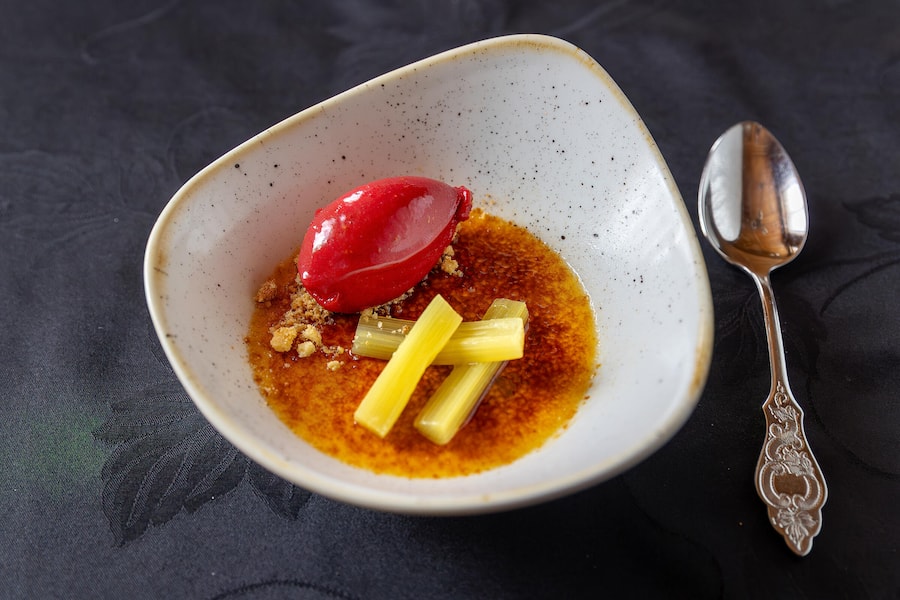 Casa Tödi Fotografiert am 13.05.2026 in Trun, GR GERICHT: Vanille Crème brulée mit Rhabarber-Kompott und Gartenbeeren-Sorbet