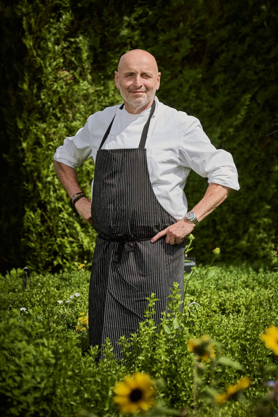 Chefkoch Philippe Chevrier posiert im Garten der Domaine Châteauvieux am Freitag, den 28. Juni 2024 in Satigny (© Gabriel Monnet).