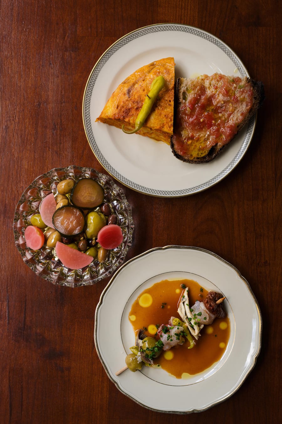Tortilla und Pan con Tomate, Marinierte Oliven und Pickles, Gilda mit Hummer (v.o.n.u.)