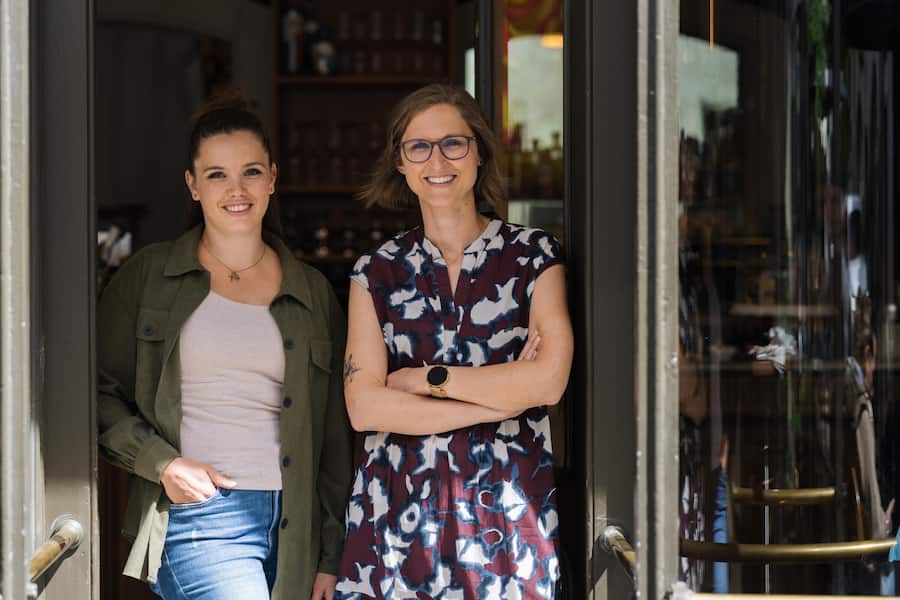 Julia Wansart, Nadine Baumartner (r.)