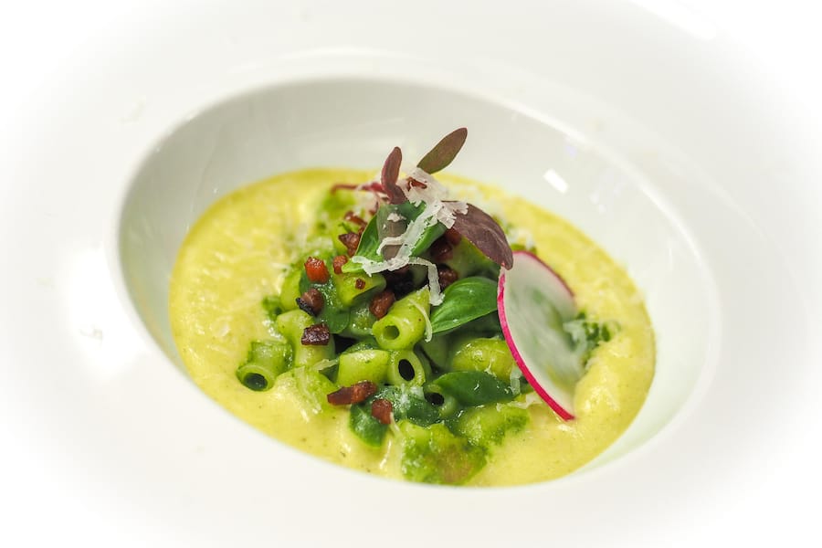 Der Gang mit Penne, Kräuterpaste, gebackenem Bratspeck und Espuma ist Käthi Fässlers Ausland-Aufenthalt in Italien bei ihrer Schlummermama gewidmet.