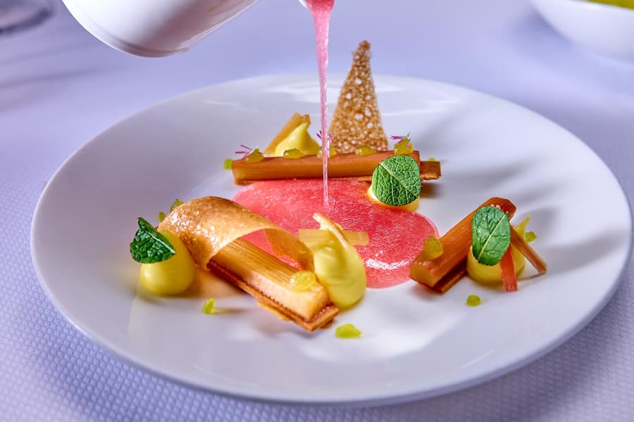 Vevey, le 12 mai 2026 , Repas 4 mains avec Guy Ravet et PP Clément à lâhôtel du lac , Délicatesse de rhubarbe rose et menthe poivrée notes de gingembre vivifiant  (GR) Petite Arvine Mi-douce 2023 Cave de lâOrlaya, Valais © sedrik nemeth