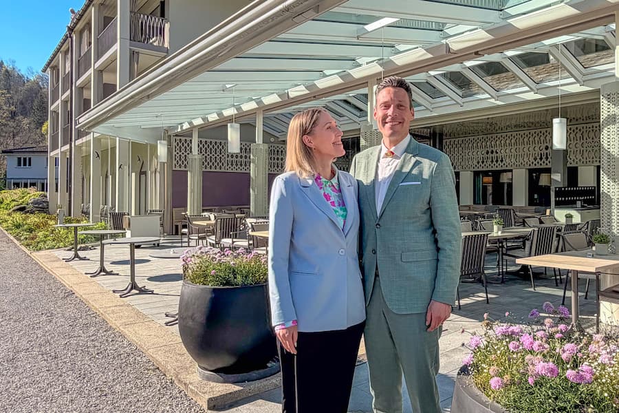 Die neuen Direktoren Susanne und Elias Leu sind stolz auf Käthi Fässler und freuen sich mit ihr auf die kuliarische 30-Jahre-Jubiläums-Reise im Resort Hof Weissbad.