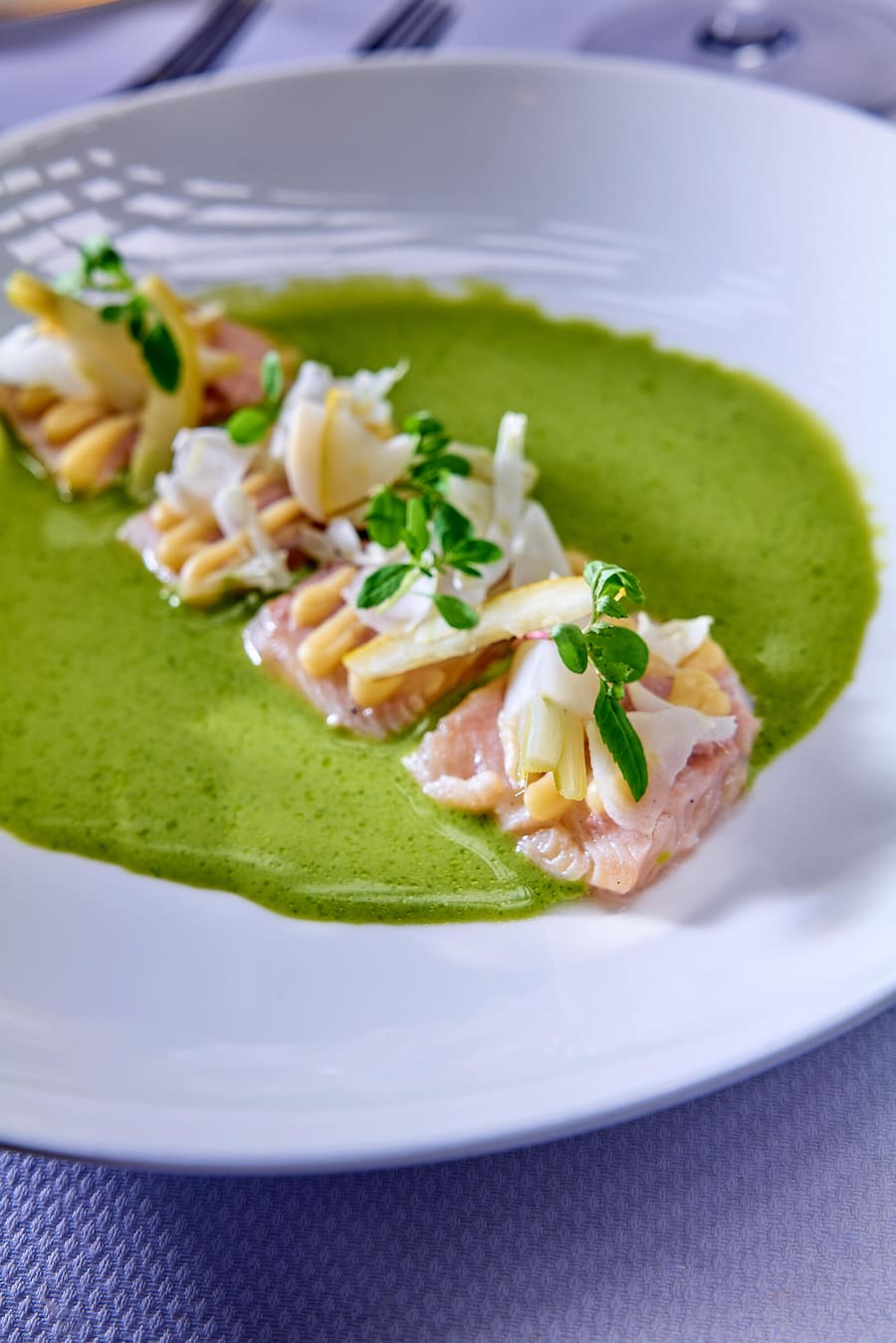 Vevey, le 12 mai 2026 , Repas 4 mains avec Guy Ravet et PP Clément à lâhôtel du lac , ici Menu :  Ceviche de truite blancheâ¨Tagetes passion-concombre-fenouil (PPC) Dézaley Chemin de Fer 2023 La Maison Massy, Lavaux © sedrik nemeth