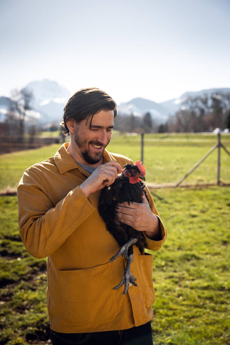 18.03.2026, Fribourg, Hof la belle luce, Victor Moriez mit Schwarzfusshuhn (photo by Remy Steiner for Gault Millau) Regionenreport Teil 2