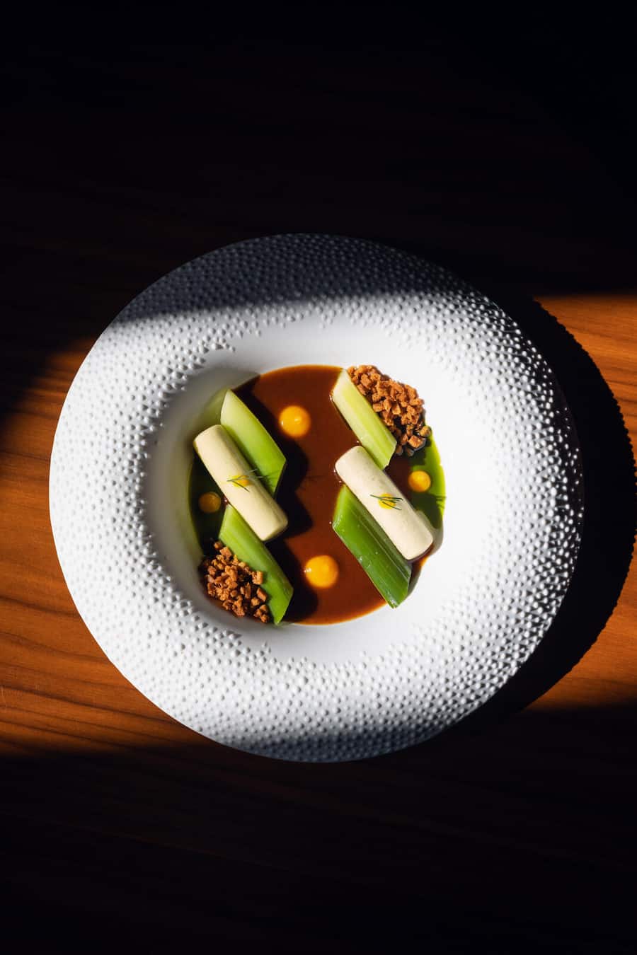 18.03.2026, Fribourg, Restaurant Des Trois Tours, Gericht; Lauch mit Orange und Fleischjus (photo by Remy Steiner for Gault Millau) Regionenreport Teil 2