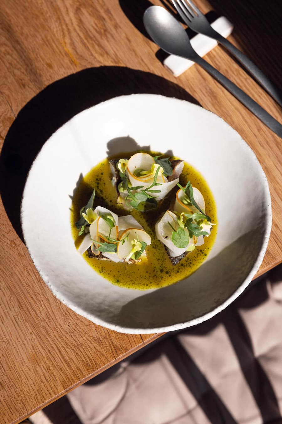 17.03.2026, Fribourg, Restaurant Au Chasseur, Gericht; Felchen mit Birne und Kohlrabi (photo by Remy Steiner for Gault Millau)