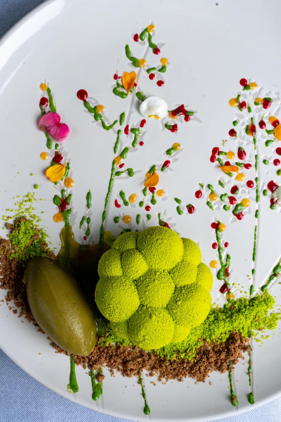 Foto: Raphaël Dupain - 28.04.2026, Restaurant Gandria Zürich - GaultMillau - Bella Italia 2026 Magazin / Bild: Il Sol Levante a Ponente (Basilikum Matcha Tee Sorbet)