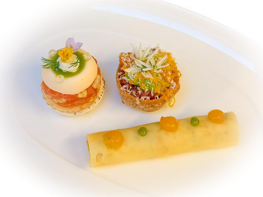 Genuss-stark: Amuse-Bouche-Triologie Lachs mit Meerettich und Bergamotte, Rindstartar im Knusperkörbchen, Käseröllchen.