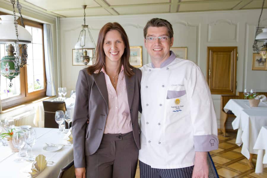 Innenansicht Meyer, Patricia (Gastgeberin) und Meyer, Caesar Cäsar (Koch, Kuechenchef) im Gasthof zur Sonne. v.l.n.r. Gasthof zur Sonne Staefa Stäfa, 1.3.2017 © HO