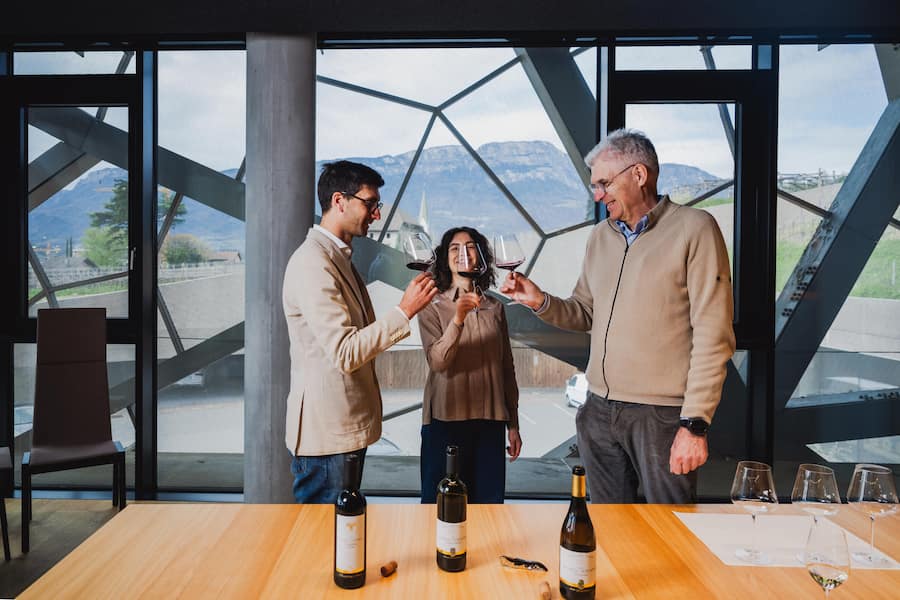 Kellerei Bozen: Matthias Messner (links/Geschäftsführer), Stephan Filippi (rechts/Chefönologe), Giulia Gema (Marketing) Mondovino Geschichte
