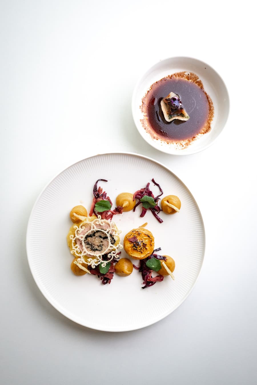 Kohlrabi-Fagottini Milkenfüllung; Kalbshuftrolle mit Nori & Süsskartoffelgratin by Loris Tronnolone.
