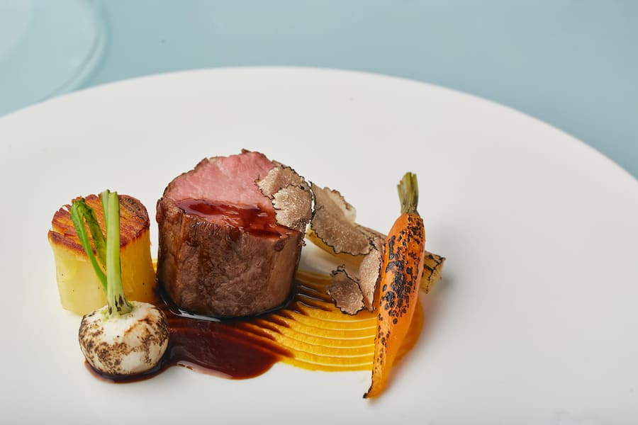 Kalbsfilet, Kartoffel-Millefeuille, gegrillte Wurzeln & schwarzer Trüffel.
