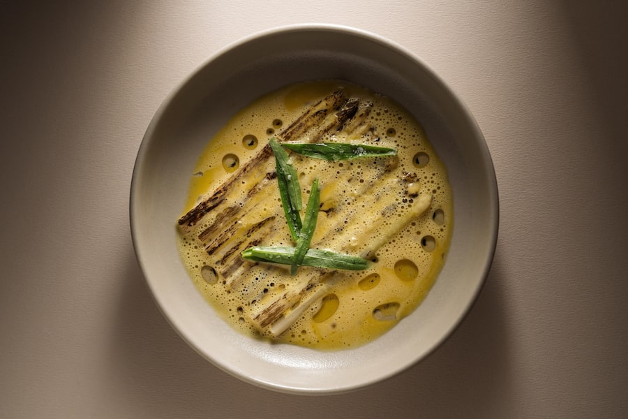 Weisser Spargel mit Maracuja, Kaffee-Vanille und Estragon.