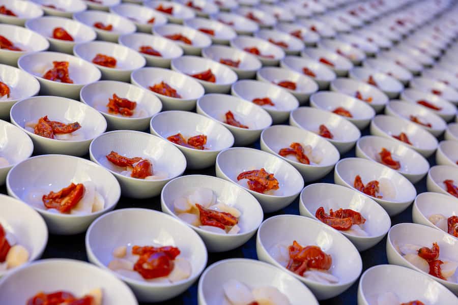 09.05.2026, Zürich, Opernhaus Zürich, A Night at the Opera, Einsatz "Schnapp kocht mit" Stefan Heilemann und Team, Gericht; Amuse Bouche, Weisser Spargel, Kräuterdressing, Gartenkresse (photo by Rémy Steiner for Gault Millau)