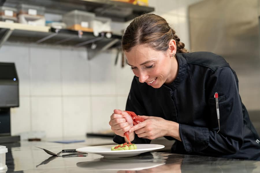 Weisses Roessli, Zürich, Giulia Marciano beim Dessert Anrichten