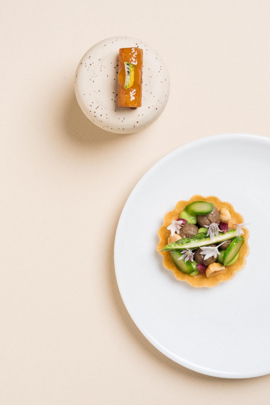 Amouse Bouch von Essort: Spargel, Morchel, Ponzu, Kohlrabi.