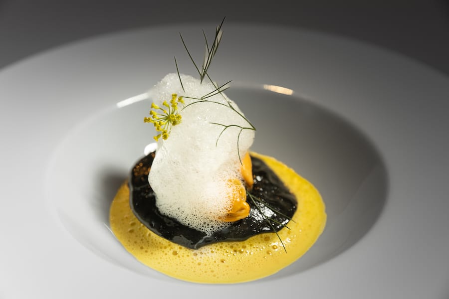 Gericht: Bouillabaisse Ravioli, Safran Sauce, Bunito Dashi LuftFotografiert in Trimbach (bei Olten) am 08.12.2023