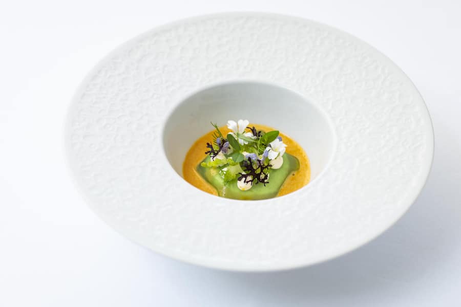 28.05.2026, Neuchatel, Restaurant Auberge d'Hauterive, Gericht; Krabbe mit Kimchicreme und Chinakohl (photo by Rémy Steiner for Gault Millau)