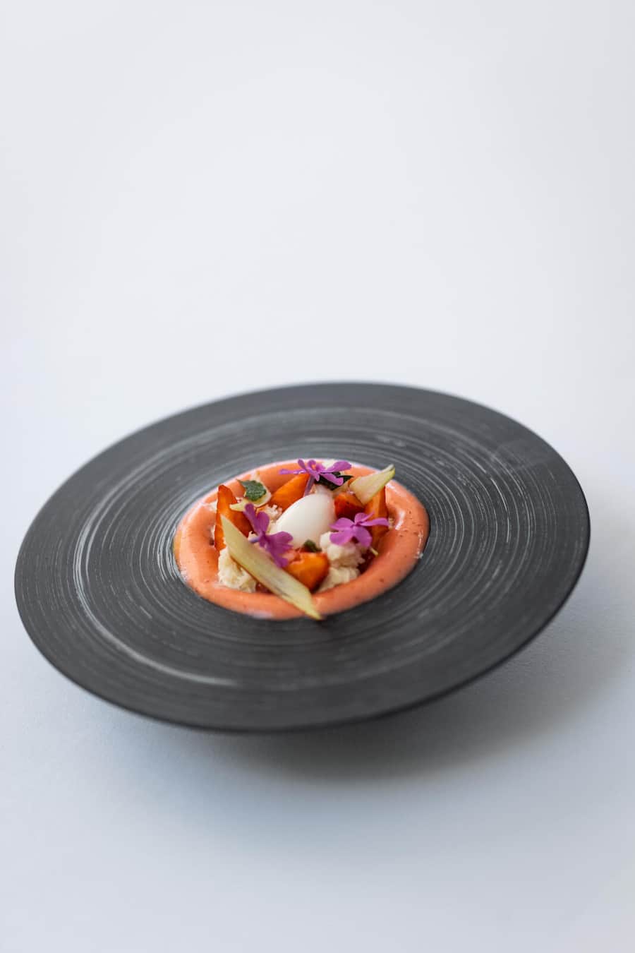 28.05.2026, Neuchatel, Restaurant Auberge d'Hauterive, Gericht; Rhabarbersüppchen mit Erdbeeren, Litschie und Limette (photo by Rémy Steiner for Gault Millau)