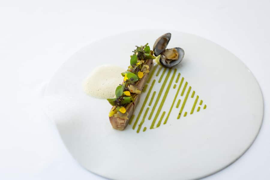 28.05.2026, Neuchatel, Restaurant Auberge d'Hauterive, Gericht; Forelle mit grünem Curry, Bohnen, Mais und Vongole (photo by Rémy Steiner for Gault Millau)