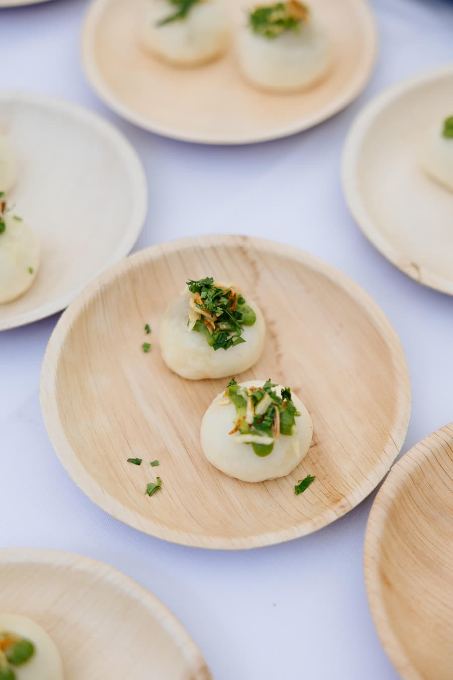 Bao bun al vapore, farcito con anatra e guarnito con coriandolo fresco.