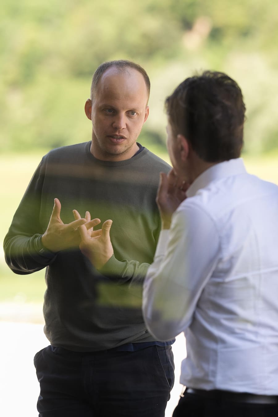 Dario Bianchi im Gespräch mit einem der drei Geschäftsführer Carlo Urbani - Bianchi zu Besuch bei Urbani Trüffel in Scheggino Italien - Mai 2026 - Copyright Olivia Pulver