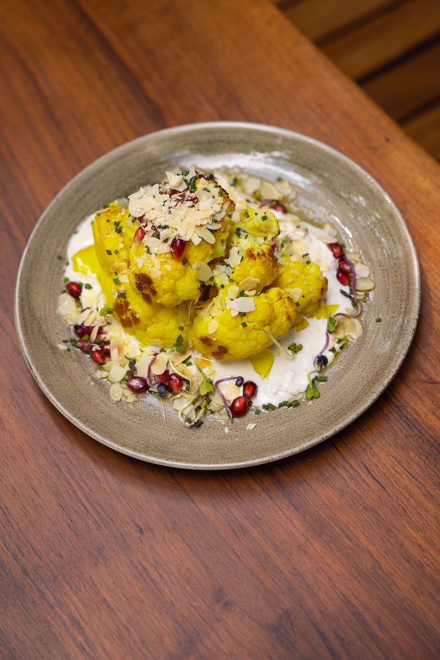 11.06.2026, Zürich, Restaurant Bank, Gericht; Roasted Cauliflower, Veganer Frischkäse, geröstete Mandeln, Granatapfelkerne (photo by Rémy Steiner for Gault Millau)