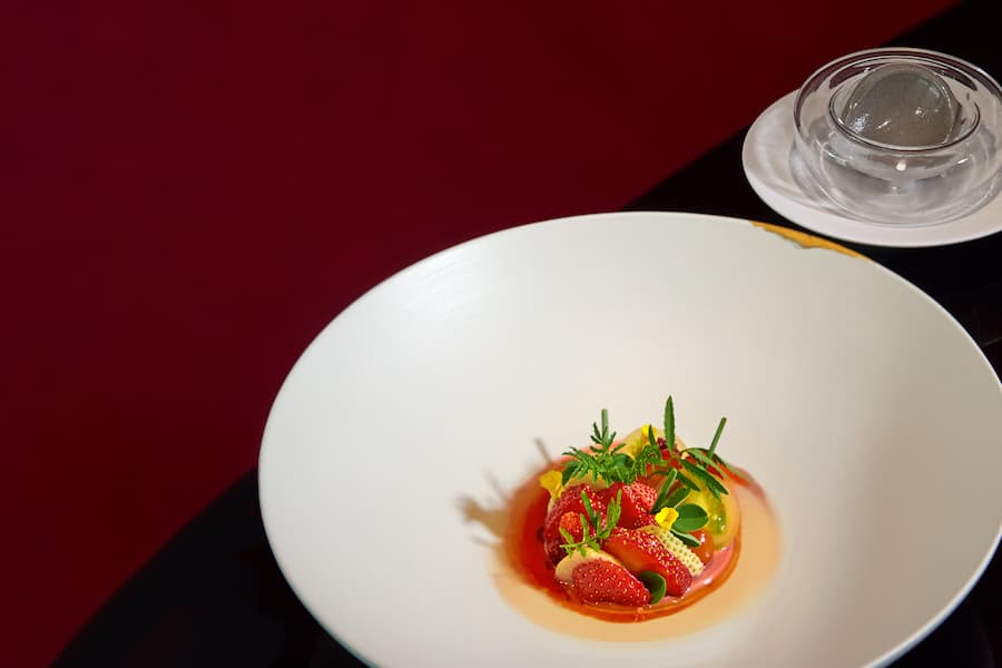 Erdbeer Gang, 4erlei Erdbeeren, Wakatai, schwarze Minze, Erdbeer-und-Tomaten Bruehe, schwarze Vanilla Glace , 1732 Vals mit Marcel Koolen im Kräutergarten- Juni 2026 - copyright samir seghrouchni