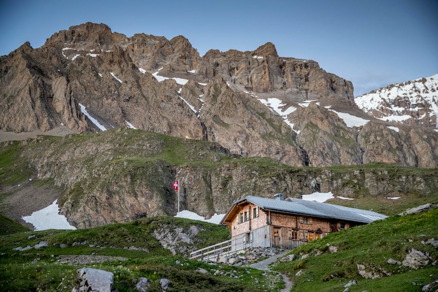 Die SAC Geltenhütte: Im Hintergrund sieht man das Wildhorn.