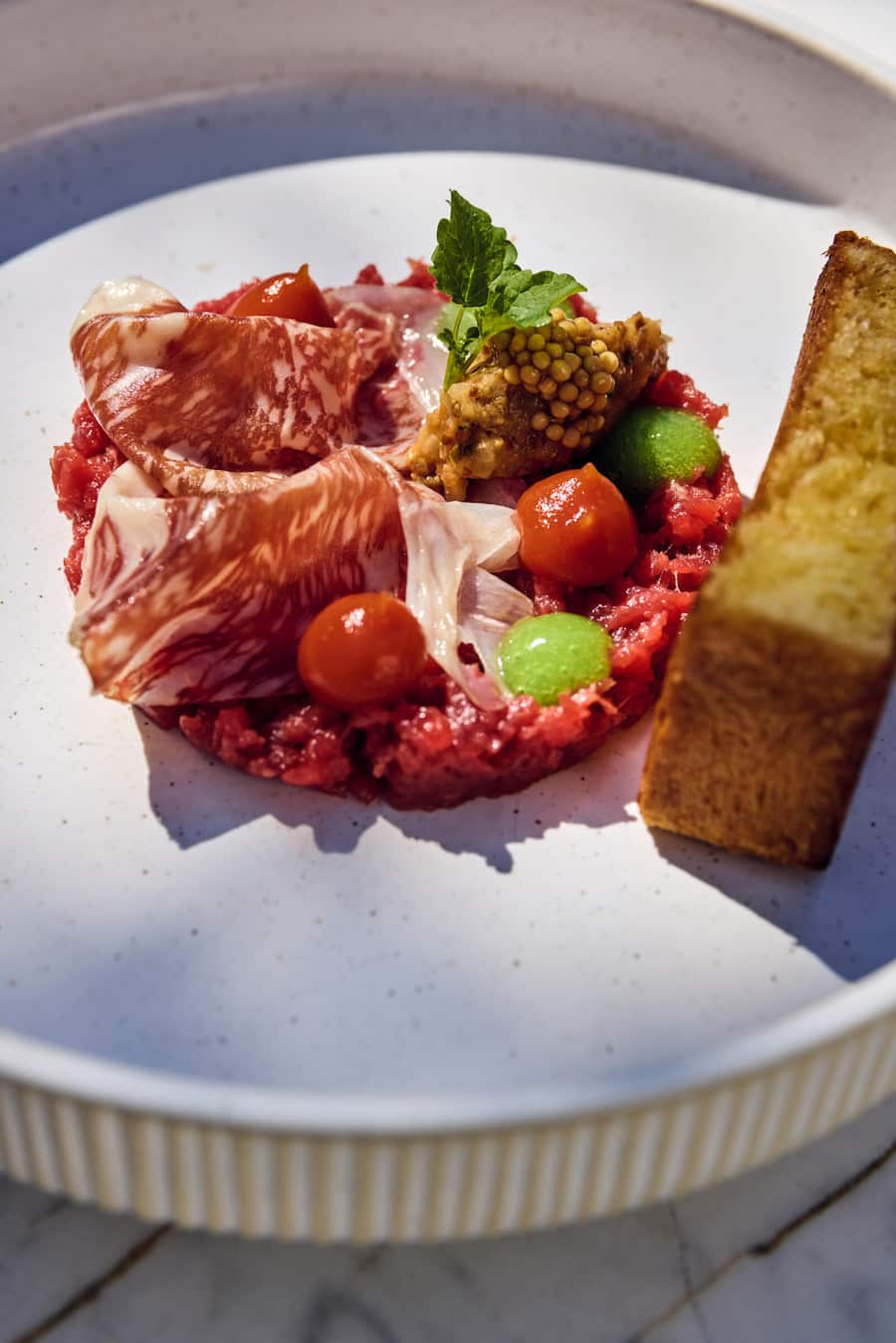 Gericht: Tartar vom Handselected Swiss Beef mit Wagyu-Trockenfleisch.