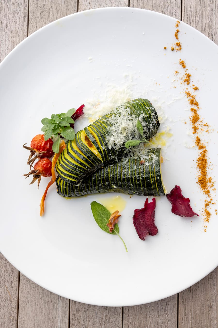Gegrillte Zucchini mit Curry und Ofentomaten