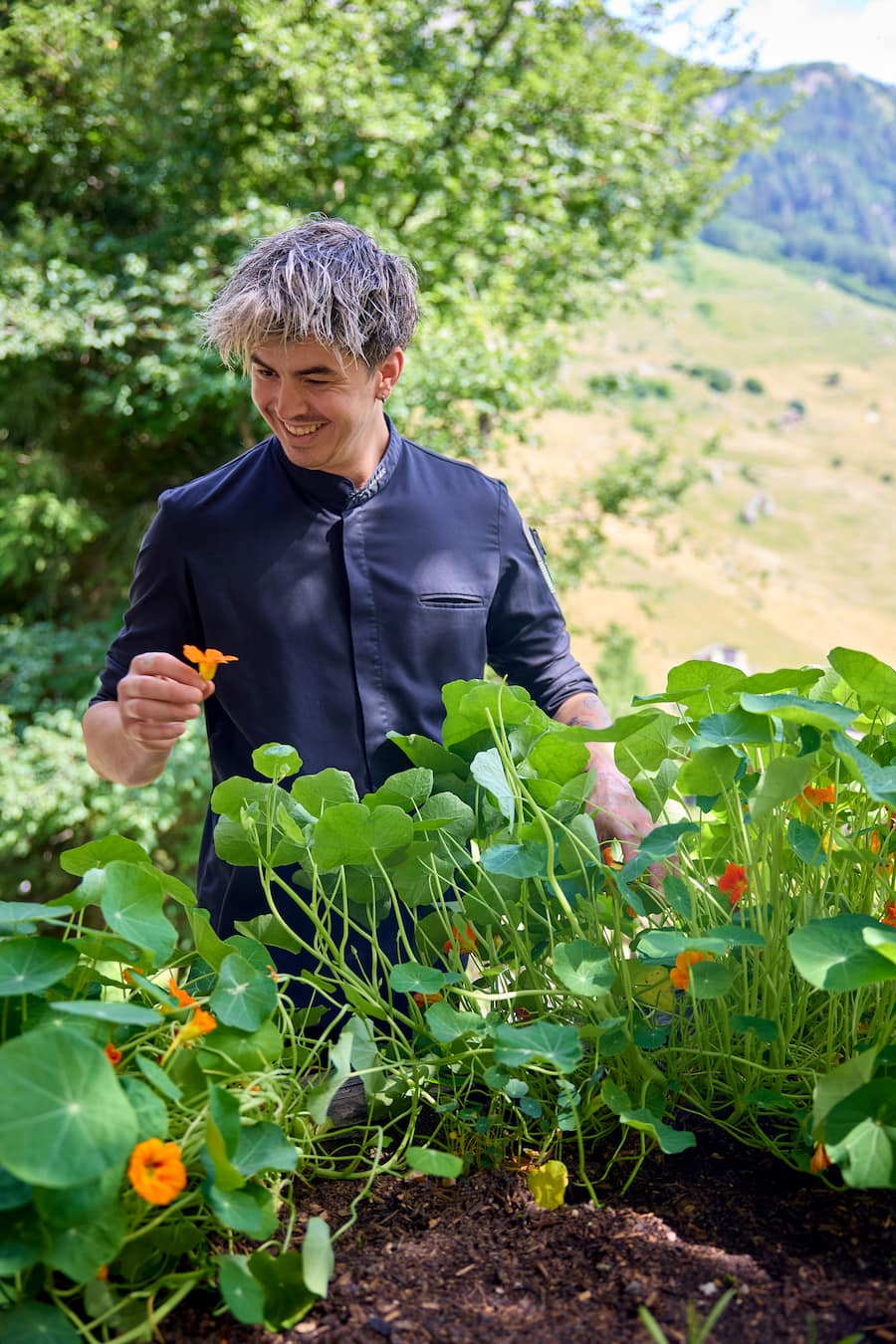 Marcel Koolen, 1732 Vals mit Marcel Koolen im Kräutergarten- Juni 2026 - copyright samir seghrouchni