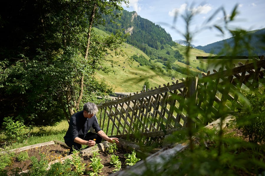Marcel Koolen, 1732 Vals mit Marcel Koolen im Kräutergarten- Juni 2026 - copyright samir seghrouchni