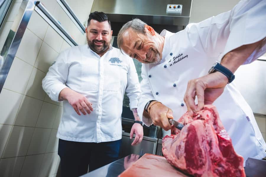 Mit dem japanischen Messer Der Cornèrcard- CEO löst das Galloway-Beef vom Knochen.